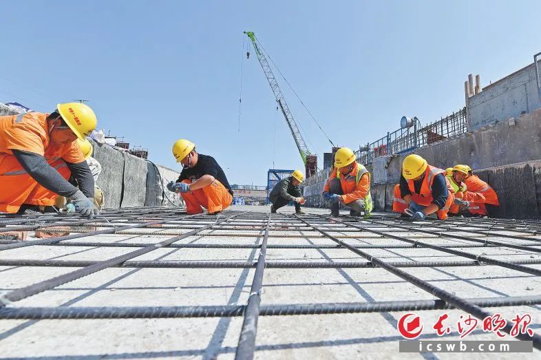 巡撫路站車站主體結(jié)構(gòu)施工已完成多名工人正在進(jìn)行支架搭設(shè)鋼筋綁扎模板安裝以及混凝土澆筑等施工預(yù)計(jì)月實(shí)現(xiàn)主體封頂圖片
